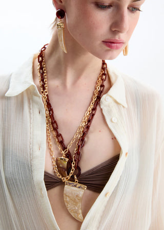 MULTI-STRAND NECKLACE WITH OVERSIZED BROWN HORN