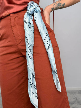 Pantalone chino con foulard - Kontatto
