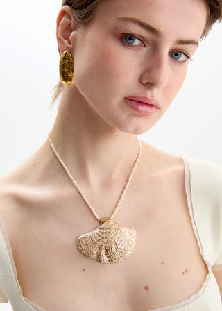 GOLD SHELL NECKLACE