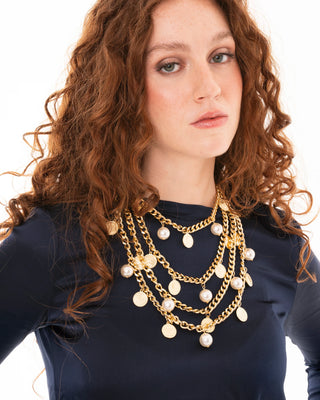 Collana girocollo multi catene con perle e medagliette