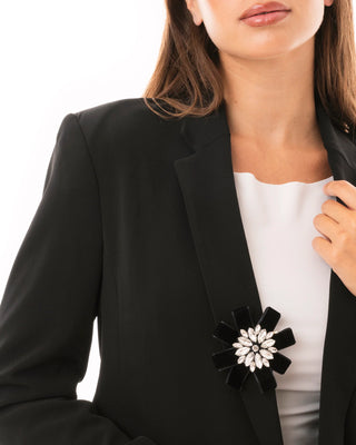 Spilla in metallo con design a fiore in velluto nero e pietre