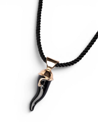 Collana in corda nera con corno pendente nero