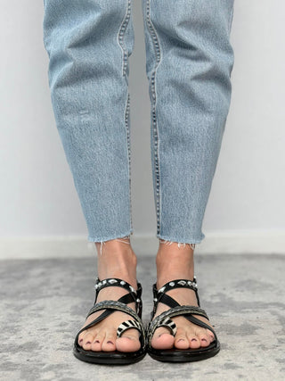 Leather toe-ring sandals with studs 18+